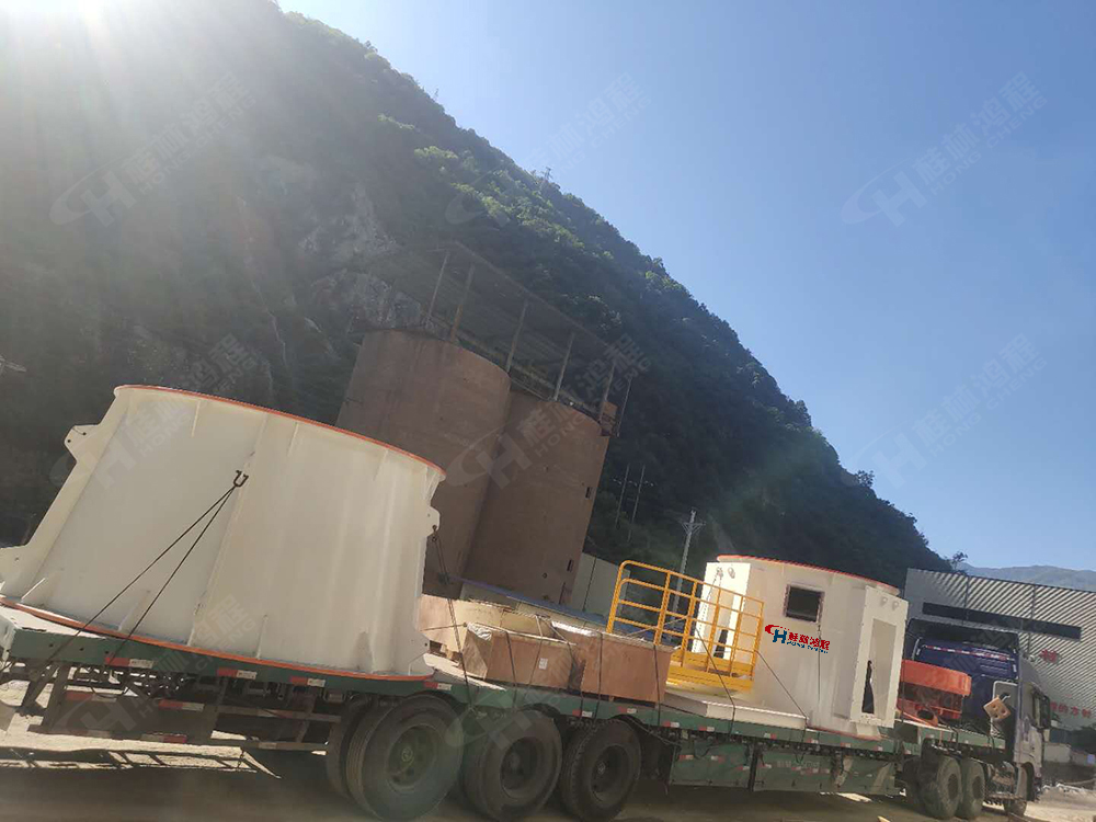 國內某碳酸鈣企業迎來三臺HLMX1700超細磨粉機立式磨粉機和HC1900大型雷蒙磨安裝工程順利開展喜訊！